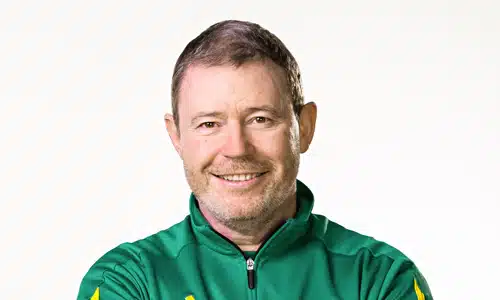 Armstrong Hakan päävalmentajaksi