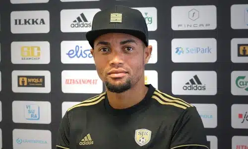 SJK hankki kovan CV:n omaavan brassitopparin