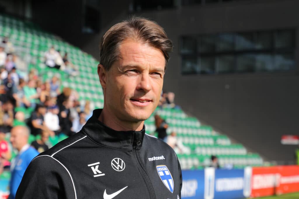 Video: Mika Lehkosuo uskoo Pikkuhuuhkajien nousevan vielä Huuhkajiin - "Mahdollisuus samanlaisiin tarinoihin" Video: Mika Lehkosuo uskoo Pikkuhuuhkajien nousevan vielä Huuhkajiin – ”Mahdollisuus samanlaisiin tarinoihin”