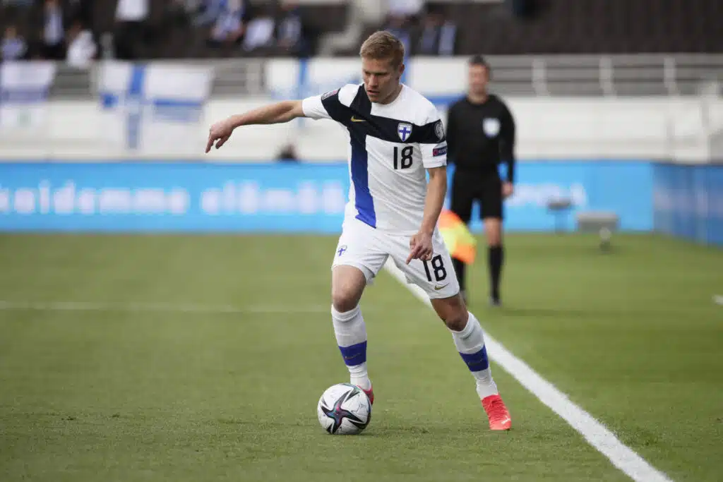 Haastattelu: Jere Uronen vaikuttui fanien eleestä tappion jälkeen – ”Vau, nyt painetaan tiistaina!”