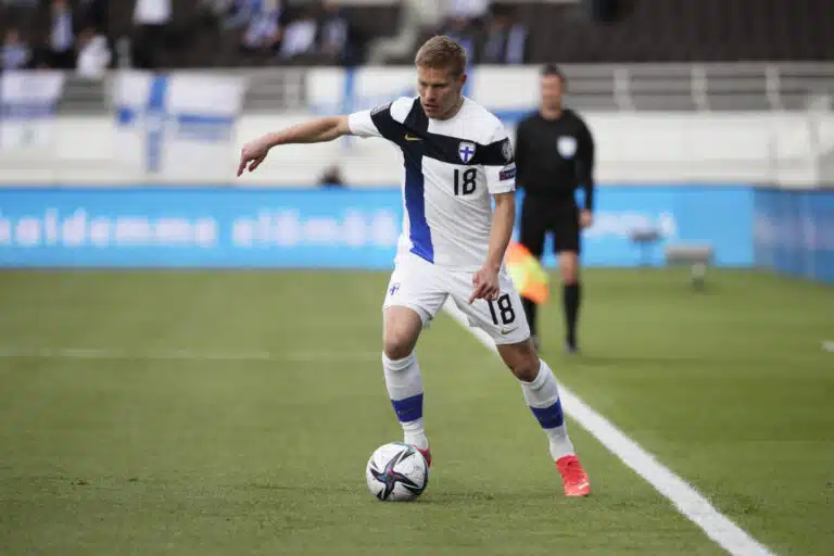 Haastattelu: Jere Uronen vaikuttui fanien eleestä tappion jälkeen – ”Vau, nyt painetaan tiistaina!”