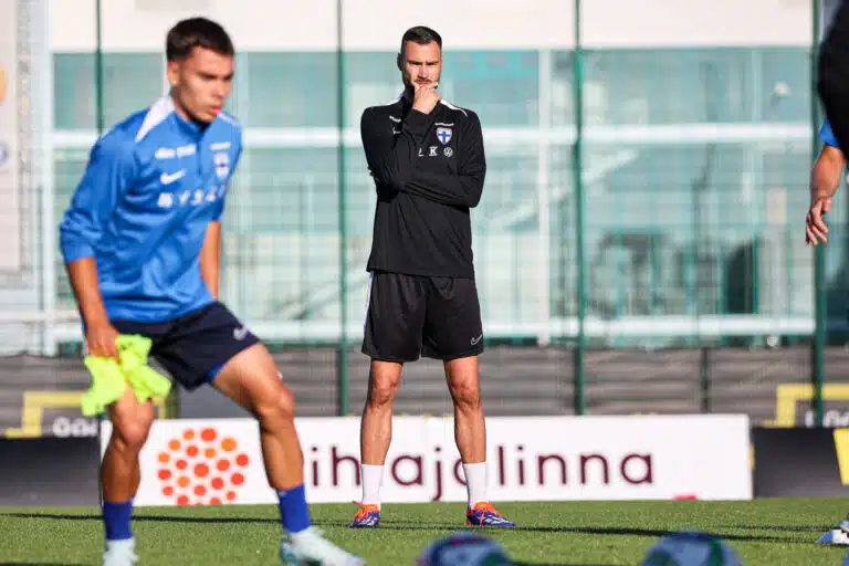 Haastattelu: Tim Sparv hyvillään Huuhkajien nuorista – ”Jalkapallon evoluutiota”