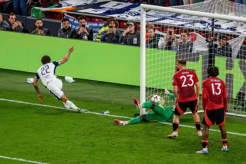 Vieraskynä: ”Viimeinen oljenkorsi lipesi, ManU:n kausi oli katastrofi”