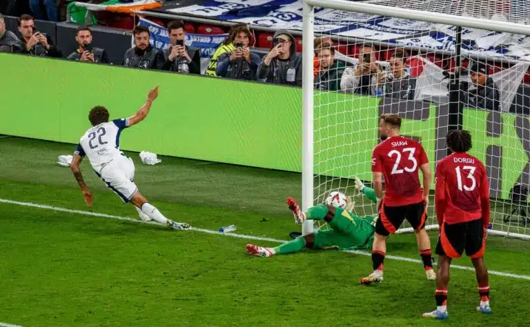 Vieraskynä: ”Viimeinen oljenkorsi lipesi, ManU:n kausi oli katastrofi”