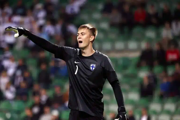 Näkökulma: Maalivahtien polku poikkeaa – Lucas Bergströmille huippusiirto