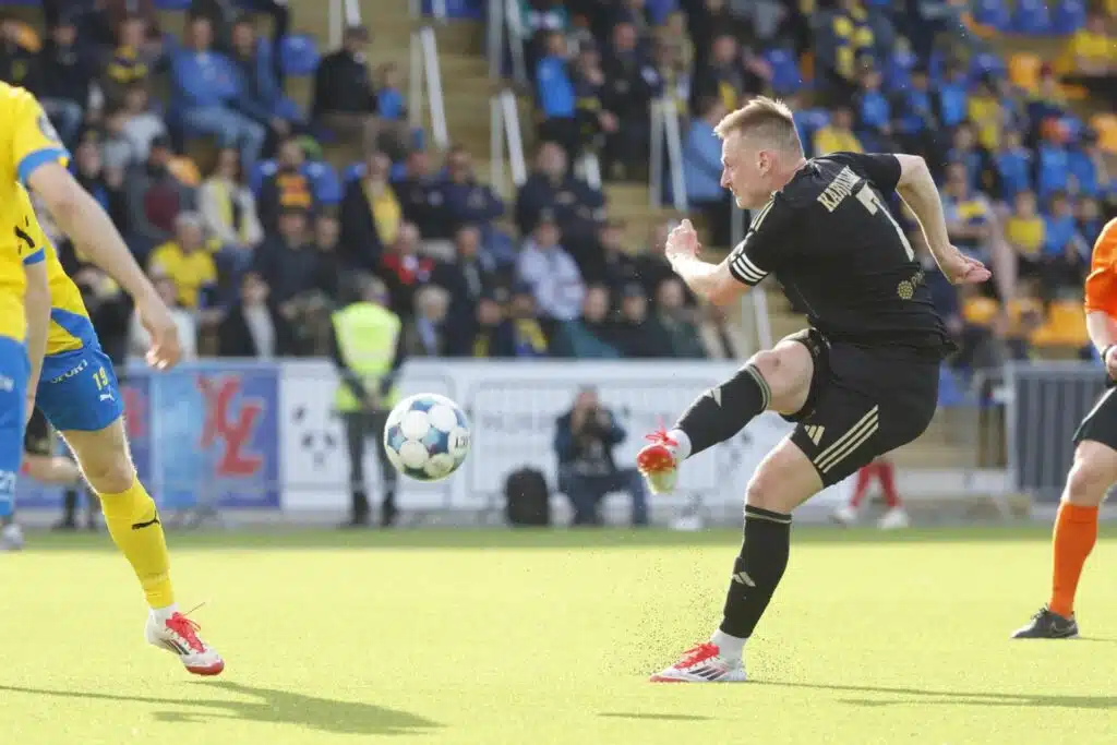 Näkökulma: Suurten uutisten päivä kotimaan futiksessa – Johtajuutta tuli, johtajuutta meni