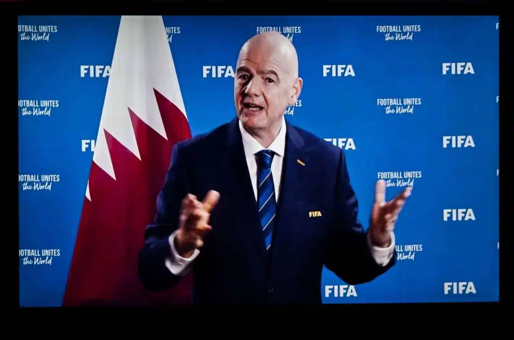 Näkökulma: Jalkapallon sattumakenraalin valloitusretki saa naurettavia piirteitä