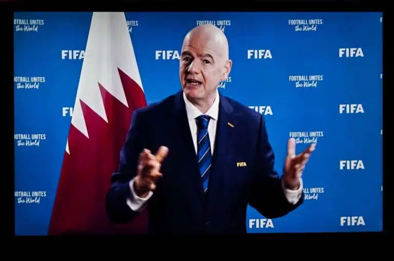 Näkökulma: Jalkapallon sattumakenraalin valloitusretki saa naurettavia piirteitä