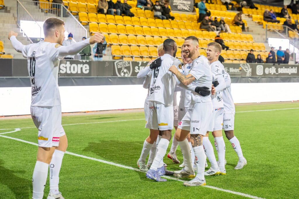 Top kuusi Veikkausliiga – KuPS juhlii jälleen, huokaus kuului pitkälle: ”Voihan Chukwudi”