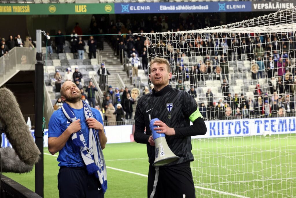 Teemu Pukki ja Lukas Hradecky Pukin uran viimeisessä maaottelussa 17. marraskuuta 2025