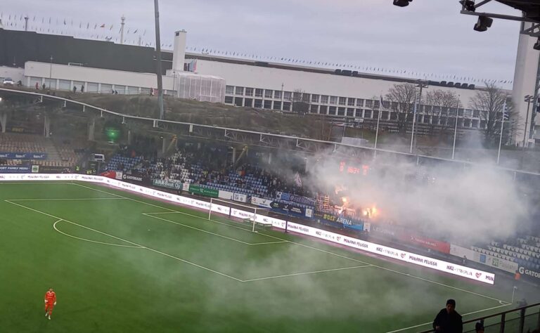 Näkökulma: KuPS-kannattajien laulu tiivisti HJK:n alhaisuuden – Klubi on häpeäksi suomifutikselle