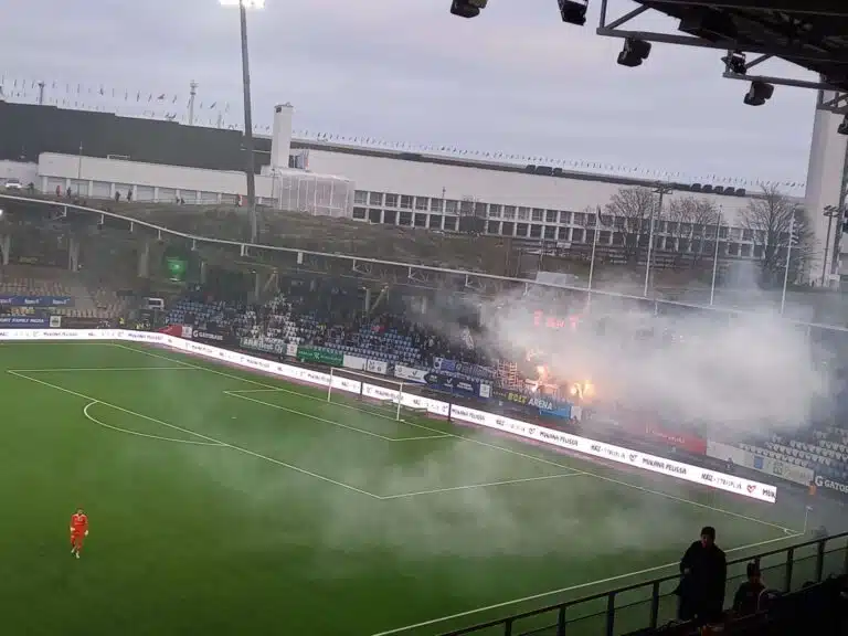 Näkökulma: KuPS-kannattajien laulu tiivisti HJK:n alhaisuuden – Klubi on häpeäksi suomifutikselle