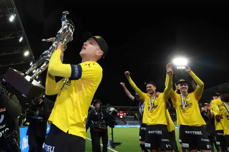 Top kuusi kotimaan futis: Piti olla HJK:n vuosi, KuPS menestyi meillä ja muualla