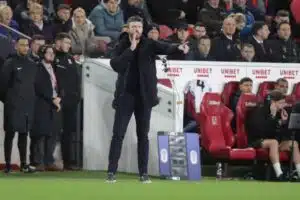 Haastattelu: Suosikkiselostaja hehkuttaa Valioliigan kuuminta valmentajaa – ”Mieletön aura”