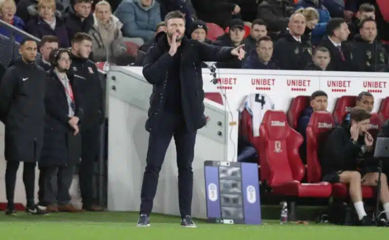 Haastattelu: Suosikkiselostaja hehkuttaa Valioliigan kuuminta valmentajaa – ”Mieletön aura”