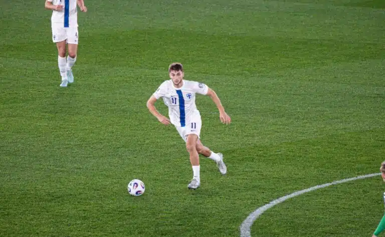 Haastattelu: Saksalaislegenda passittamassa Huuhkajien avainpelaajaa psykologille – ”Huonoa tuuria keltaisissa”