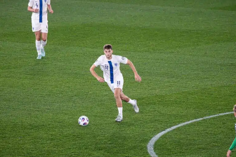 Haastattelu: Saksalaislegenda passittamassa Huuhkajien avainpelaajaa psykologille – ”Huonoa tuuria keltaisissa”