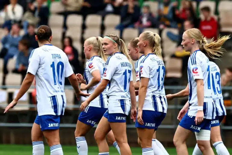 HJK:n naisjoukkueen pelaajia